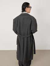 Load image into Gallery viewer, Loose-fitting wool coat with padded shoulders
